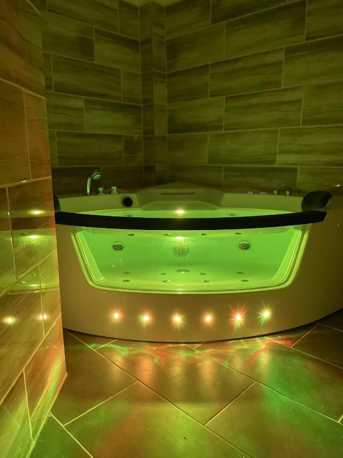 Apartmán Jacuzzi And Privacy With 2 Balconies And Free Garage Budapešť Exteriér fotografie