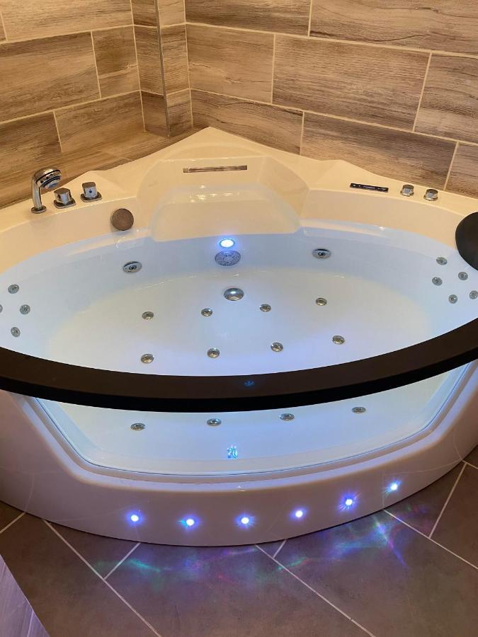 Apartmán Jacuzzi And Privacy With 2 Balconies And Free Garage Budapešť Exteriér fotografie